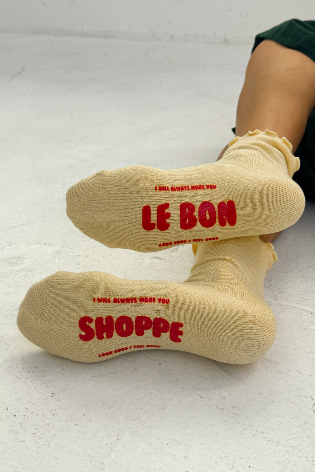 Ruffled Hugger Crew Socks - BANANA CREAM / RED