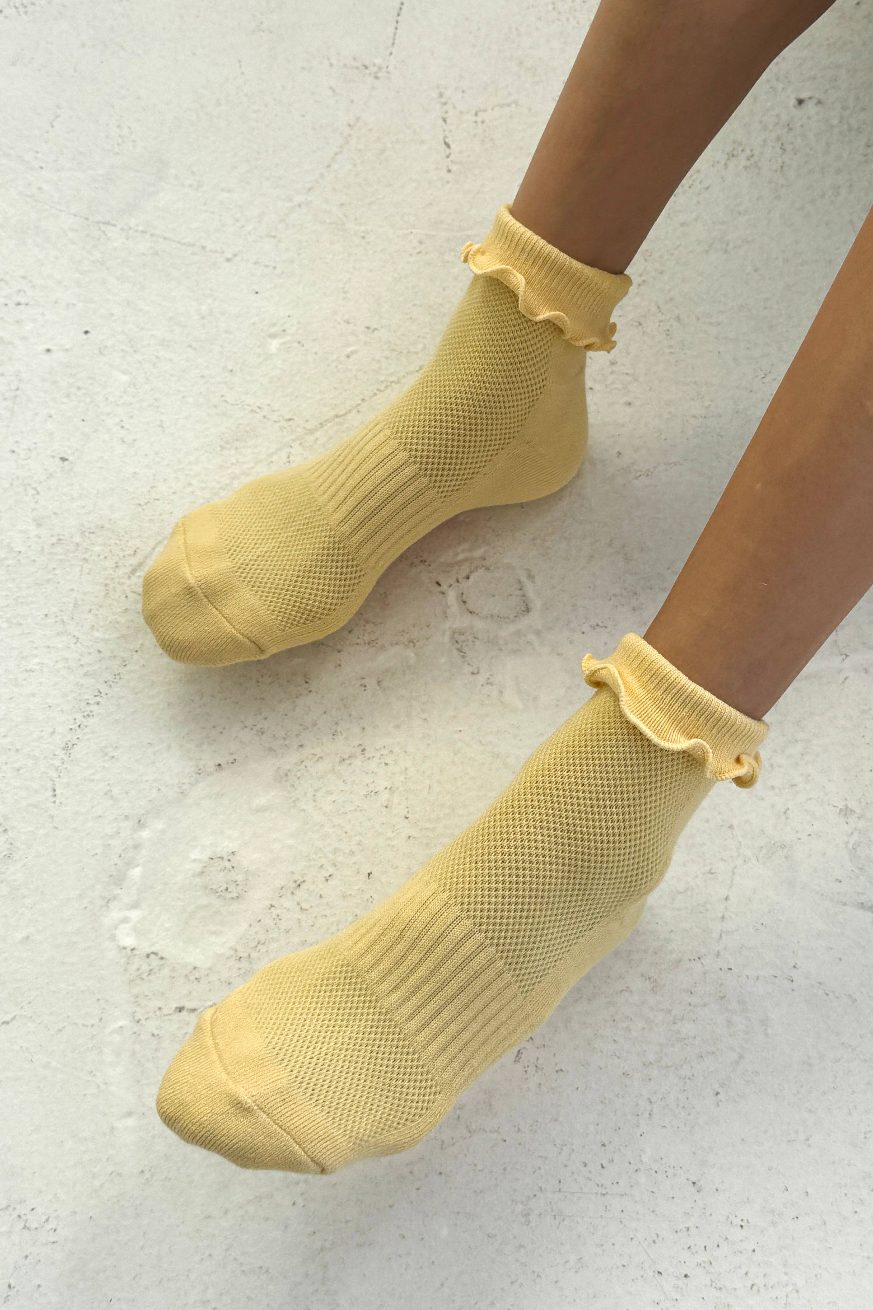 Ruffled Hugger Crew Socks - BANANA CREAM / RED